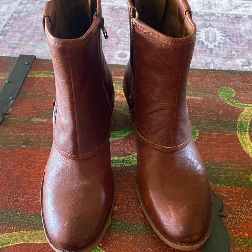 Beautiful all leather Korkease boots new in box